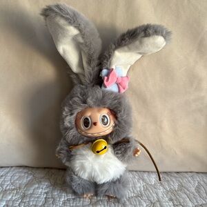 🔥 Fire Sale 🔥
Long Ears Custom Labubu Grey, removable Barrett & Bell (2)